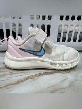 Nike Starrunner Sneaker